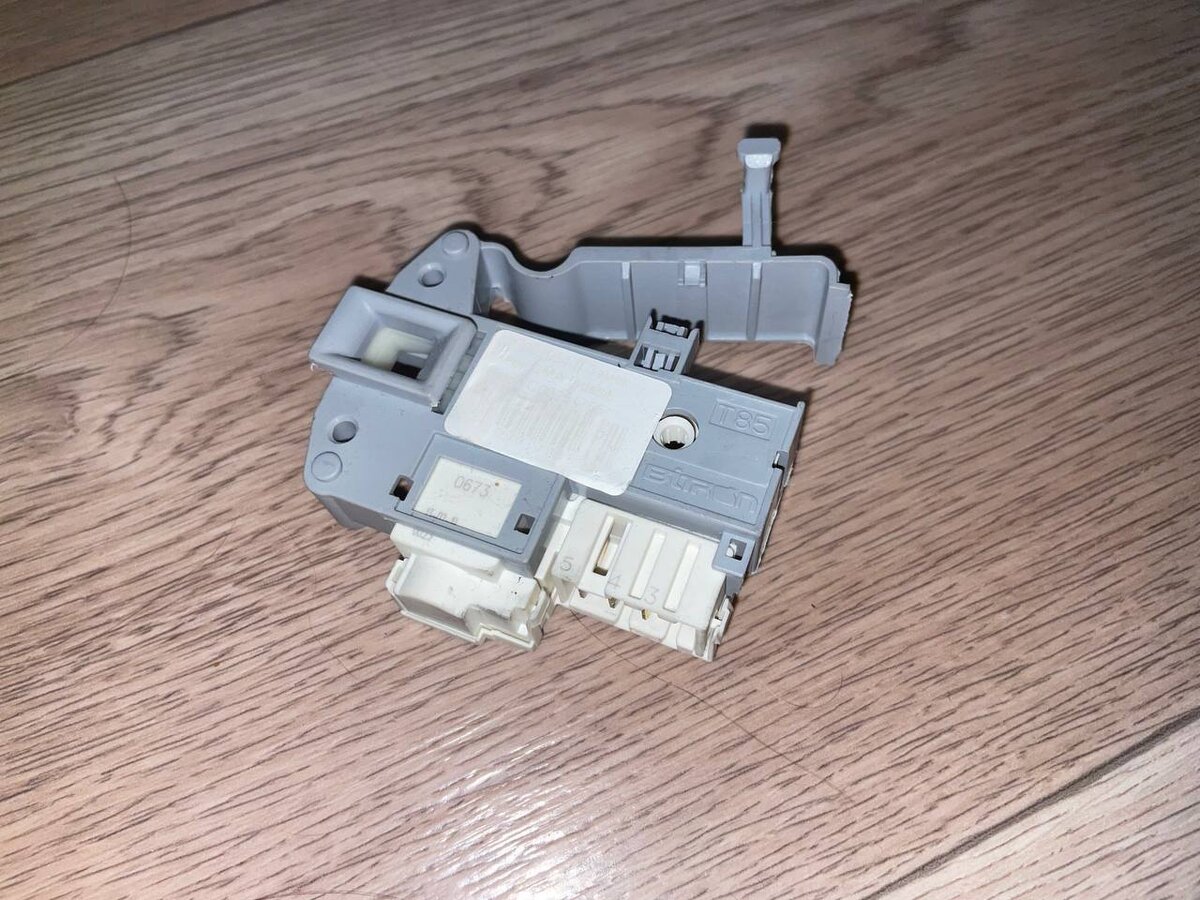 Устройство блокировки люка