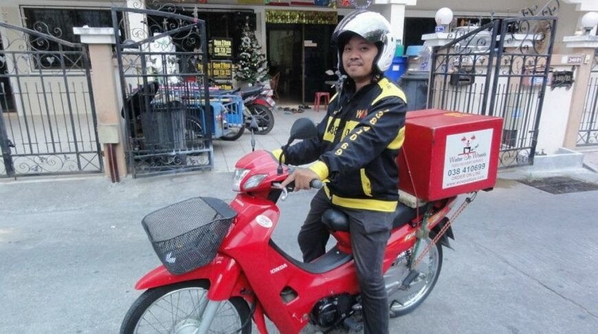 девушка доставщица пиццы. вызвала доставщика еды. разносчик пиццы фильм. вызвала доставщика еды. разносчик пиццы.