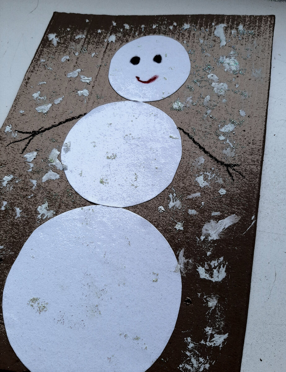 снеговик из кружочков бумаги. снеговик из кругов бумаги объемный. снеговик из кружков бумаги объемный. обёмныйснеговик избумагт. бумажная гирлянда из снеговиков.