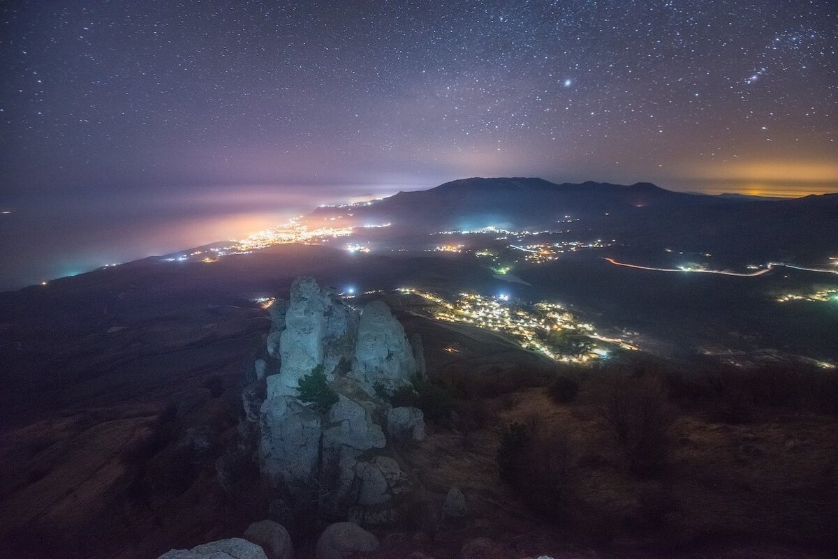 Ночная алушта. Гора Демерджи ночью. Звездное небо Крым Демерджи. Демерджи Алушта. Ночной вид с луной с горы Демерджи на Алушту.