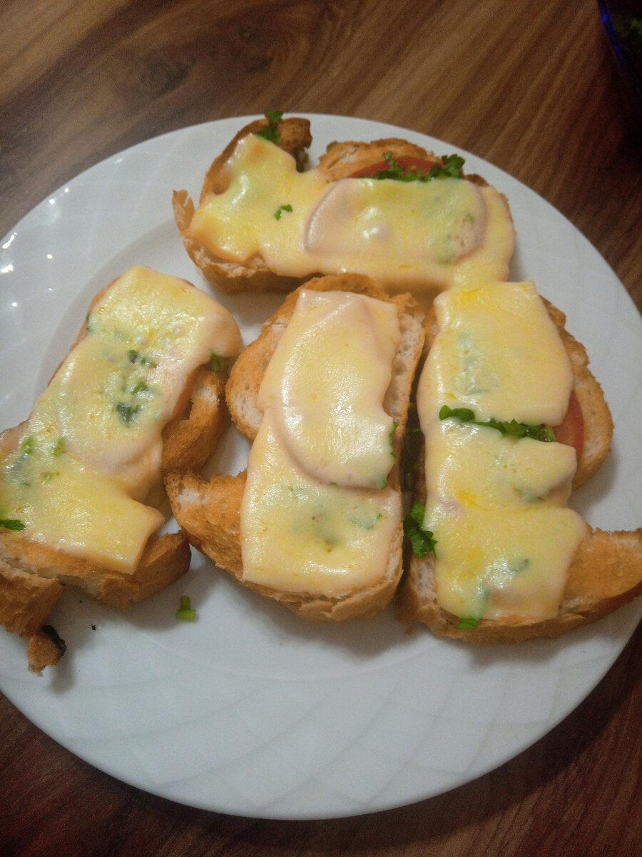 Горячие бутерброды из сухарей. Горячие бутерброды с сыром в духовке. Гренки из батона в духовке. Горячие бутерброды с мясом в духовке. Бутерброды в духовке на протвине.