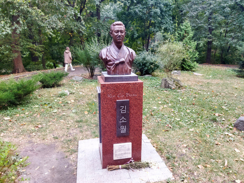 и исторические памятники а также. памятник минину и пожарскому на красной площади. примечательности йошкар ола. царь пушка в кремле. медный всадник памятник петру 1.