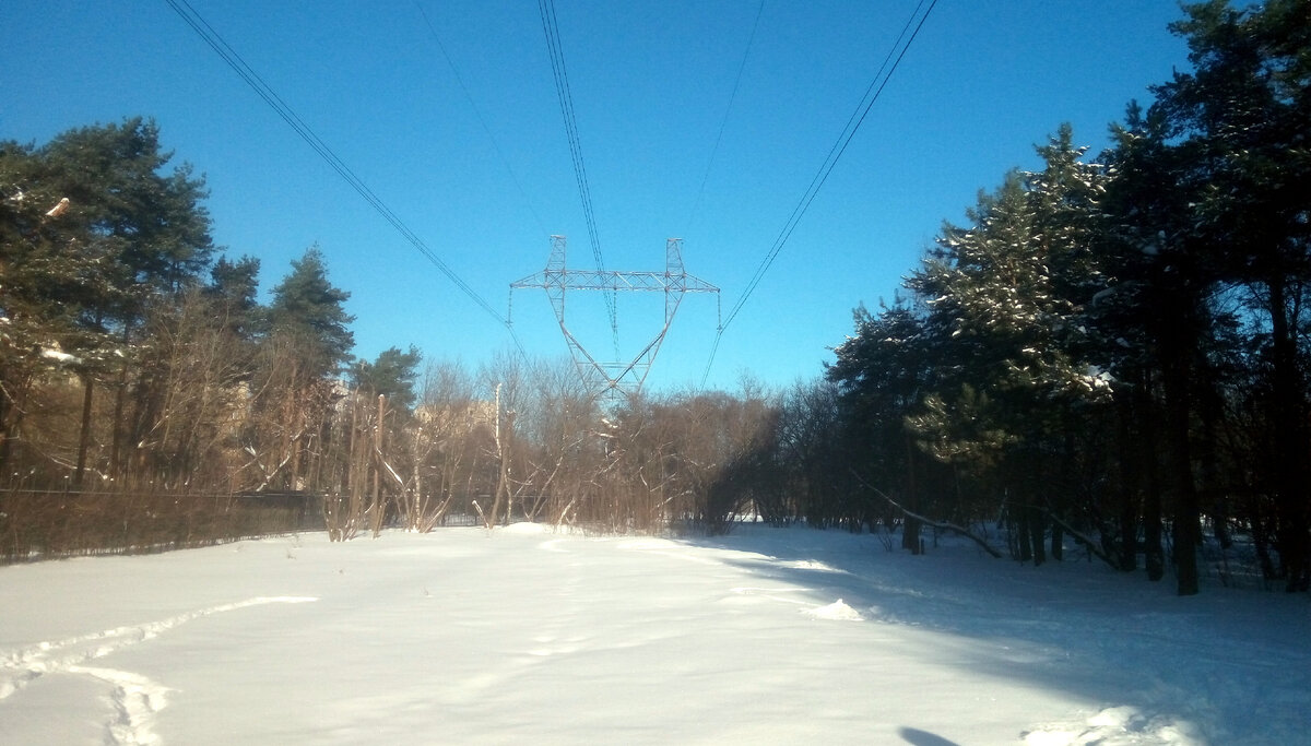 Столбы с проводами. Высоковольтная линия электропередач саратов. Участок под лэп. Участки рядом лэп. Высоковольтные линии рядом с домом.