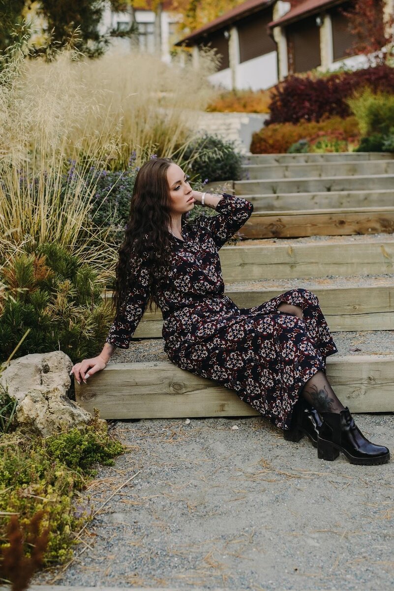 В нежных объятьях. Растаем объятьях. Крепкие мужские объятия. Объятия. Парень обнимает девушку.