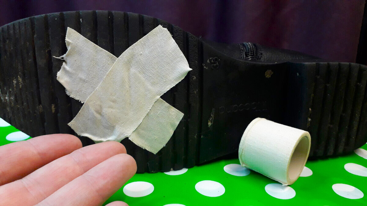 Наждачка на подошву. Как сделать подошву нескользящей своими руками. Наклеить войлок на подошву. Наждачная бумага на подошву. Наклеить пластырь на подошву.