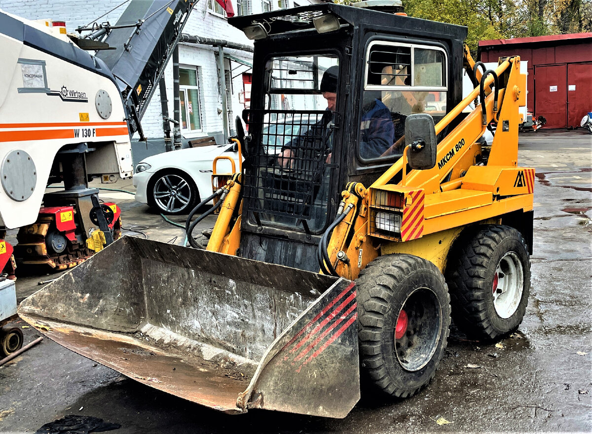 Неординарная история создания мини погрузчиков (Bobcat). В начале  разработки имели совсем другой внешний вид, у нас тоже выпускают аналоги |  Авторемонт и техника | Дзен