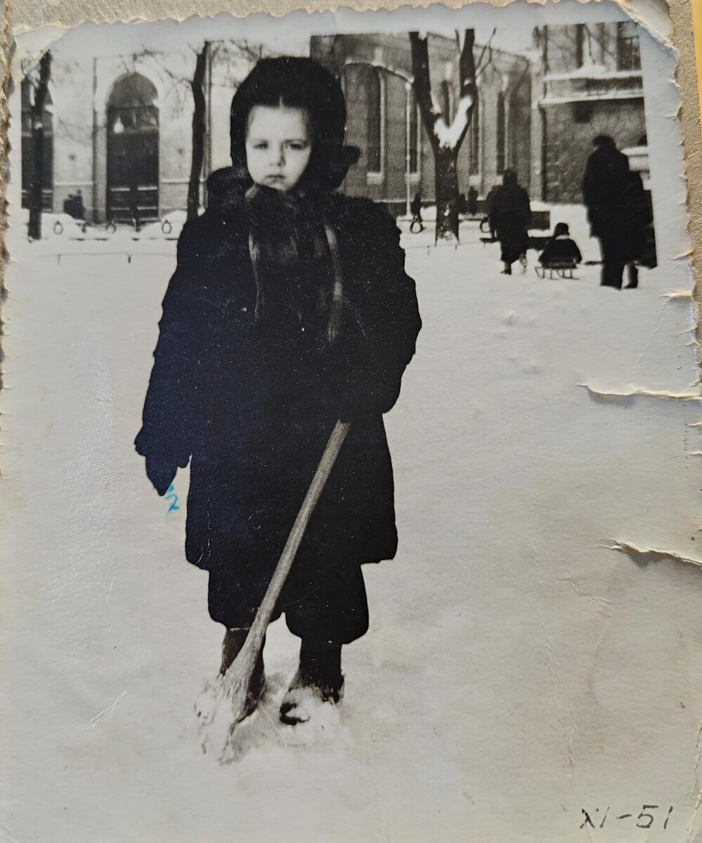 Тут мне 4, а за спиной - зимний стадион