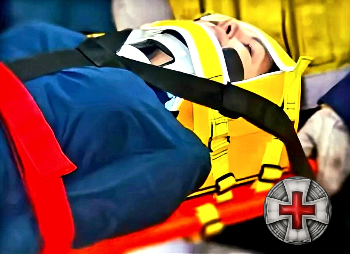 Фото из открытых источников. Пациент на спинальном щите.