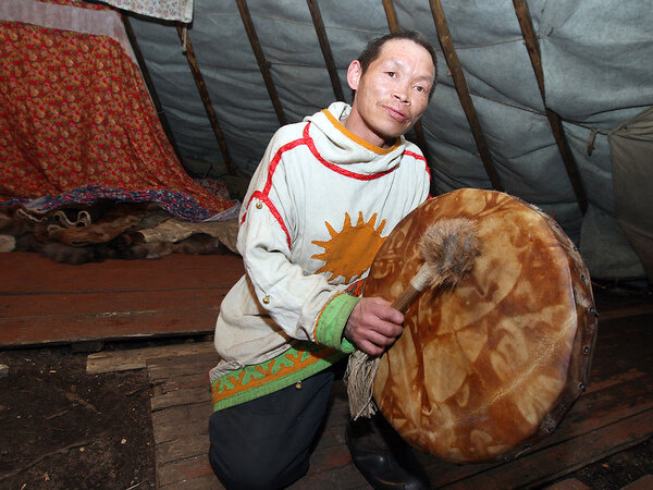 Шаман Коля на своем рабочем месте