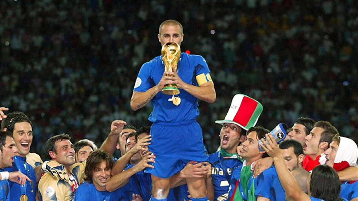 Италия чемпионы сколько раз. Фабио Каннаваро 2006. Фабио Каннаваро на ЧМ 2006 С Кубком.