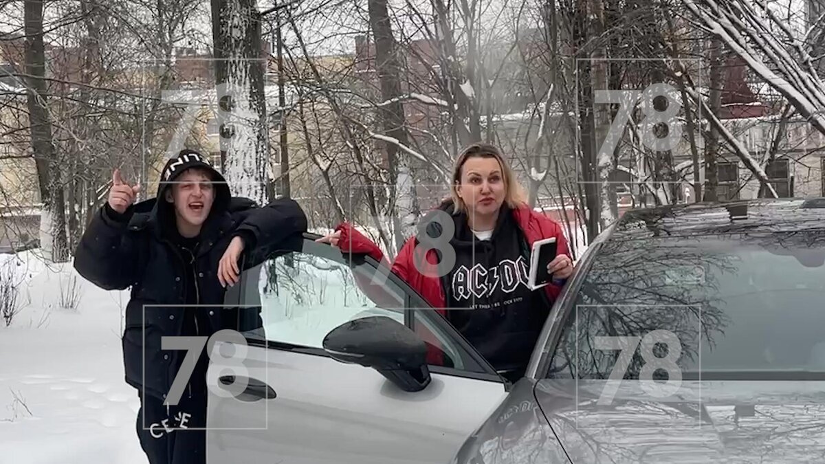 детская комната страхов. мама читает сказку на ночь. мама пришла ночью в комнату сына. ребенок спит в постели. мама пришла ночью в комнату сына.