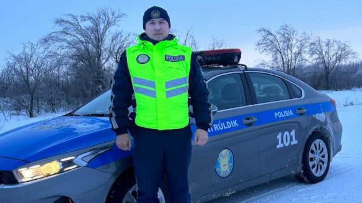 женщина полицейский. полиция сфотографировала. гаишник с камерой. полицейский метрополитен казань. телефон полиции.