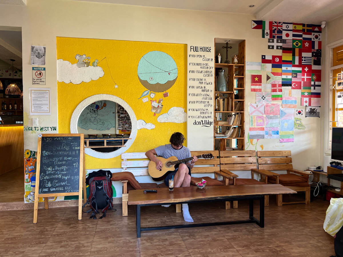 У входа в хостел в Далате. Фото автора