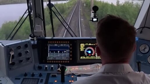 машинист локомотива в одно лицо. надписи на тепловозе. локомотив поезд машинист. машинист локомотива в одно лицо. локомотив поезд машинист.