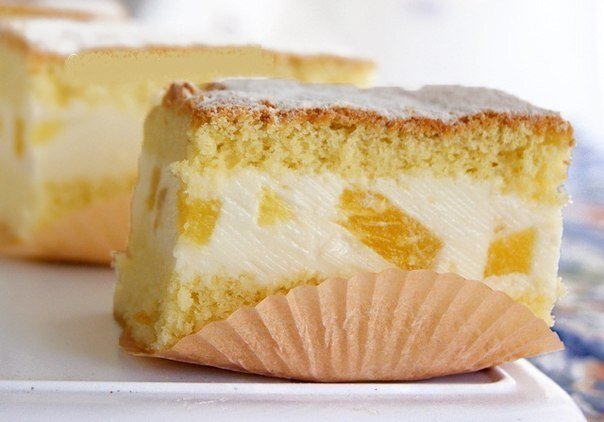 Ингредиенты:

Для бисквита:
5 яиц
1 ст. сахар
1 ст. муки
1 ч.л. тертой цедры лимона
Для крема:
20 г желатина
150 мл воды
300 г творога
5 ст. л. сахарной пудры
250 мл сливок
консервированные ананасы
Белки взбить с сахаром до твердых пиков. По одному ввести желтки, хорошо взбить.
Частями добавлять муку и аккуратно перемешивать.
Вылить тесто в разъемную форму, застеленную бумагой.
Выпекать 25-30 минут при температуре 180 градусов С.
Достать бисквит из формы.
Убрать бумагу. Дать остыть полностью. Затем разрезать на два коржа

Крем:

Желатин замочить в воде.
Творог смешать со сливками, сахарной пудрой и хорошо взбить в блендере.
Желатин нагреть до растворения и смешать с творогом.
Добавить ананасы.
Нижнюю половину коржа поместить в разъемную форму, по бокам выложить бумагу.
Когда творожная масса начнет застывать, выложить ее на корж.
Накрыть вторым коржом и поставить в холодильник на 6 часов.
Затем вынуть из формы, убрать бумагу.
Посыпать сахарной пудрой.
Нарезать на порционные кусочки.