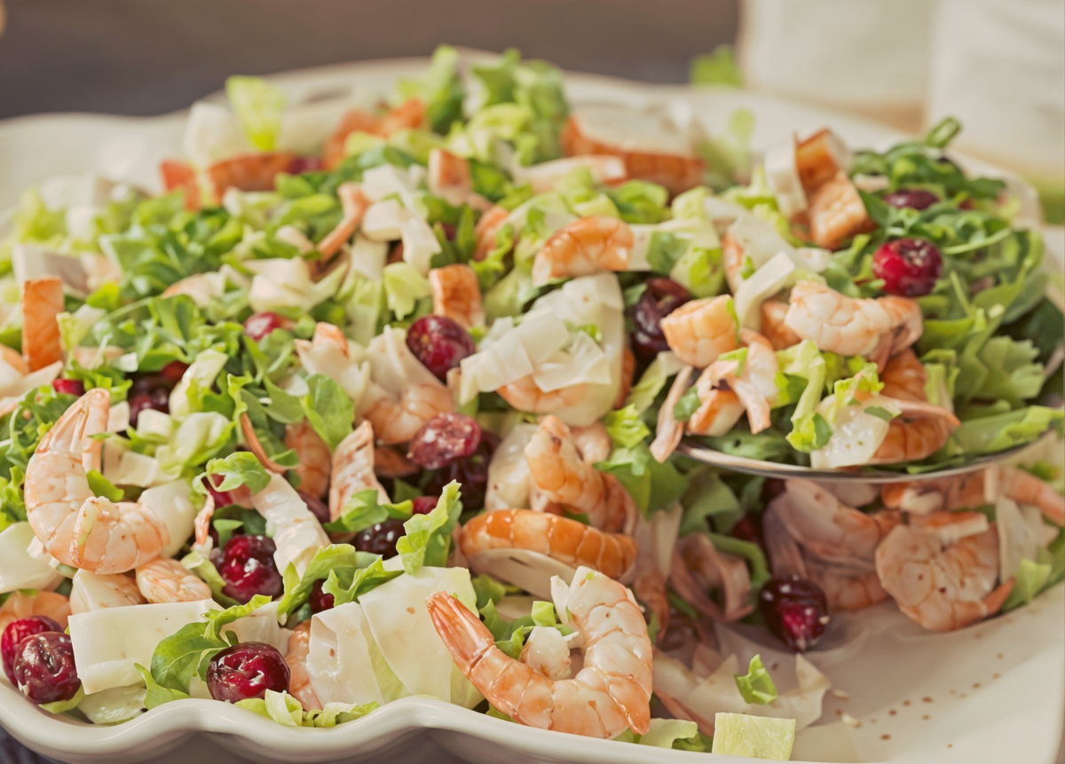 салат морской коктейль. морской салат. салат морской бриз с кальмарами и крабовыми палочками. салат с креветками и мидиями. салат «морская жемчужина» креветки мидии кальмары.