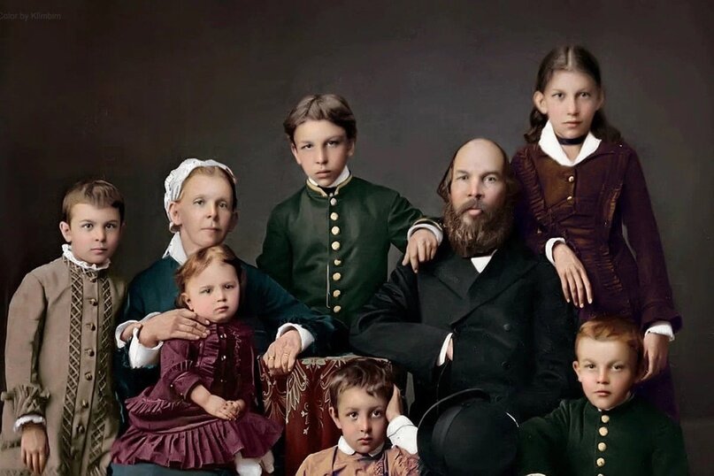 Семья Ульяновых. 1879 г. Стоят (слева направо): Ольга (8 лет), Александр (13 лет), Анна (15 лет). Сидят (слева направо): Мария Александровна (44 года) с дочерью Марией (1 год) на руках, Дмитрий (5 лет), Илья Николаевич (48 лет), Владимир (9 лет).