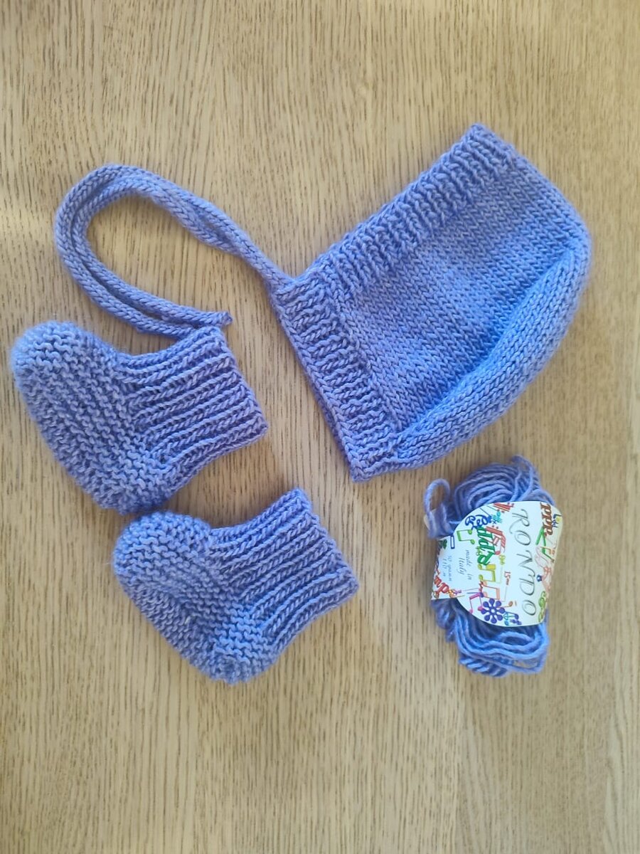 комплект для новорожденных крючком. вязаные комплекты шапочка и пинетки. пинетки для новорожденных. чепчики пинетки. шапка для новорожденного.