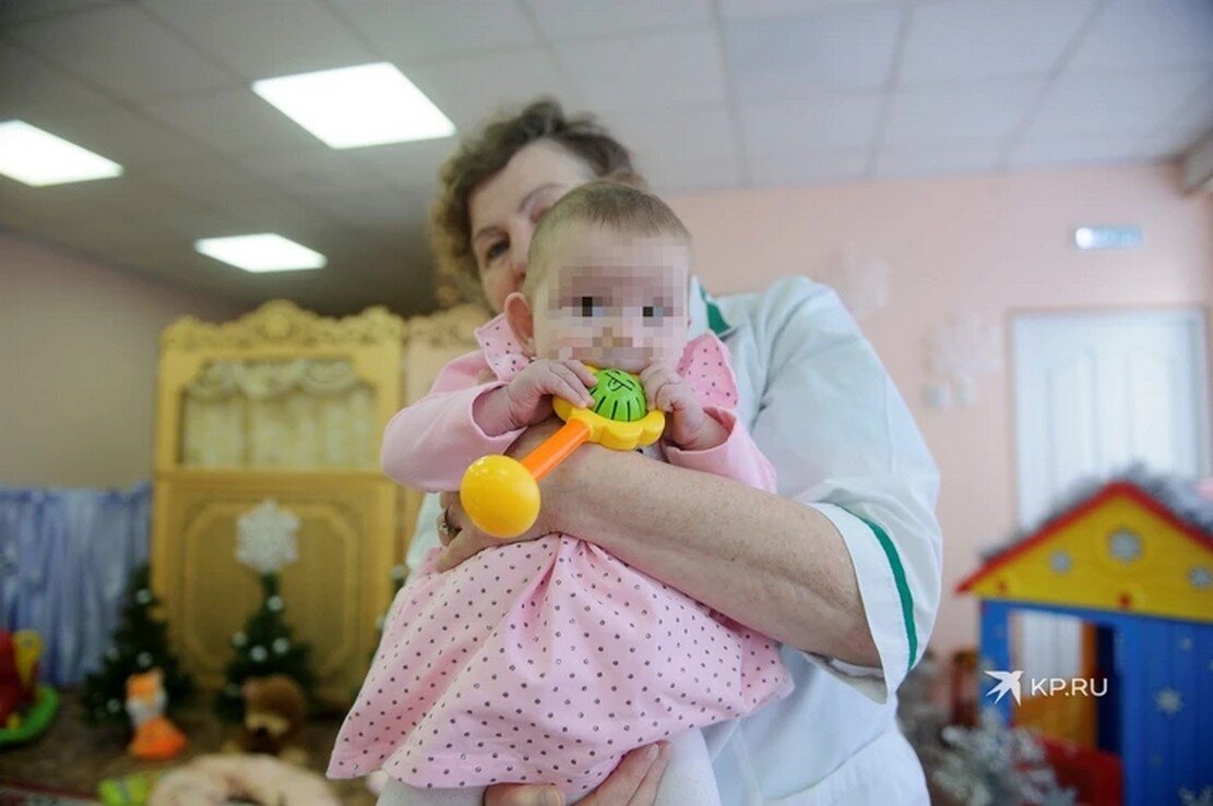 Держала в шкафу и называла куклой: 37-летняя мать полгода морила голодом  собственного новорожденного малыша | KP.RU:Комсомольская правда | Дзен