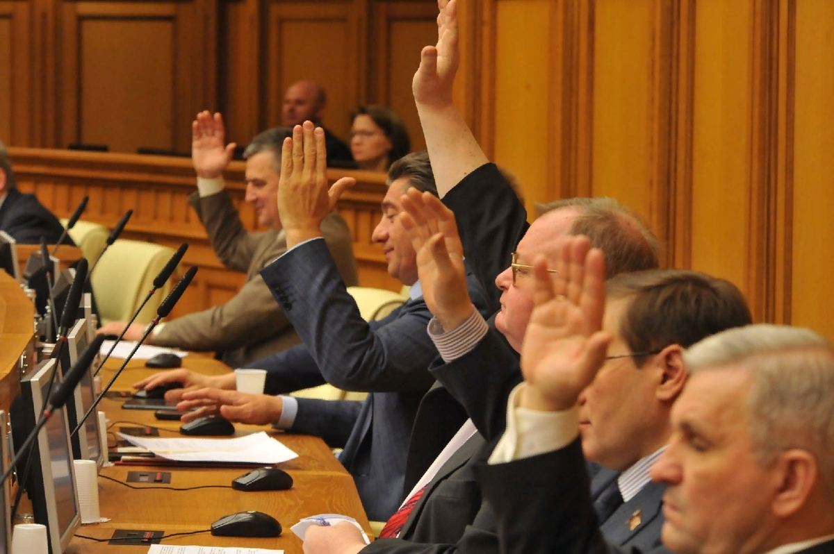 Что никак не упадет. Высказывания про доллар. Три человека несут бревно мем. Это фиаско мем. Падение на коньках.