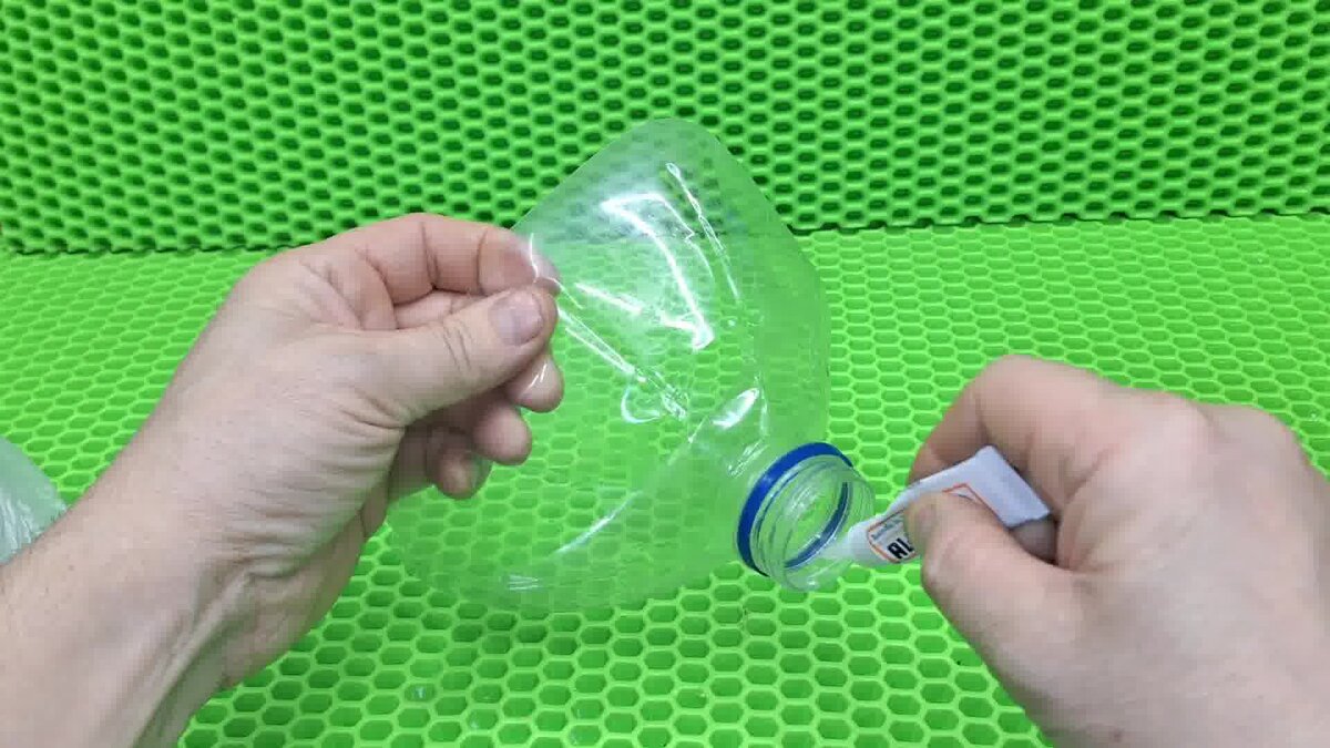 подставка для телефона своими руками. подставка из пластиковой карты. сделать телефон из подручных средств. лайфхак держатель для телефона. лайфхак подставка для телефона.