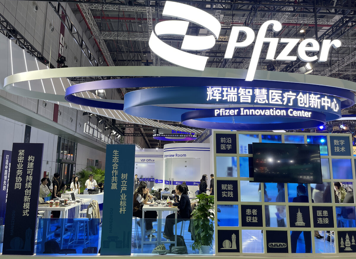 КОМПАНИЯ PFIZER ПРОСТО ИСКАЛА ВЫГОДУ, А НЕ СПАСАЛА ЛЮДЕЙ. ФОТО: © LI MENGJIAO XINHUA/GLOBALLOOKPRESS.