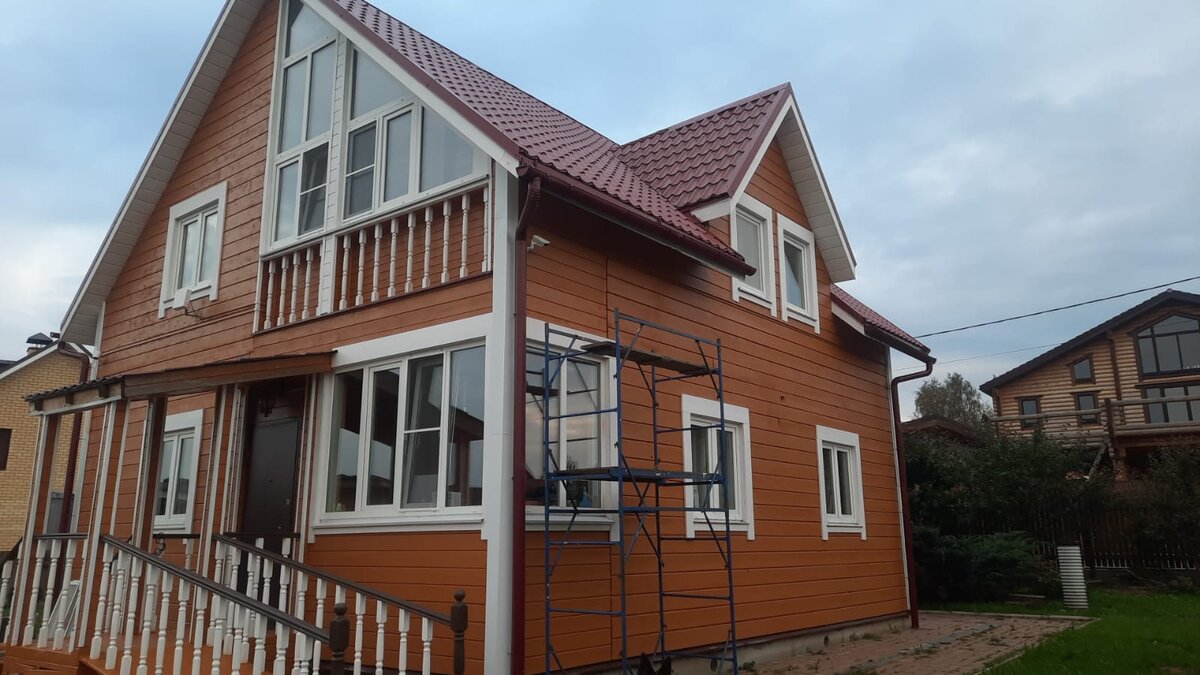 После дерева и дома. Деревянный дом с большой верандой. Дерево в интерьере дома. Необычный деревянный дом. Двор с деревянным домом.