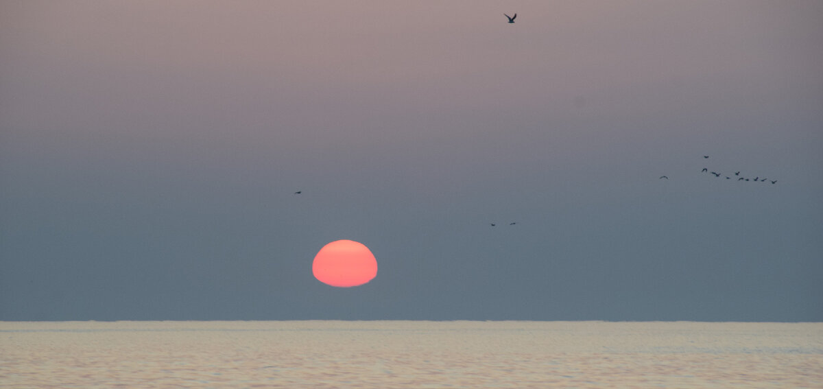 Восход солнца над Каспийским морем в Дербенте. Фото автора канала "Приключения Тома Сойера".