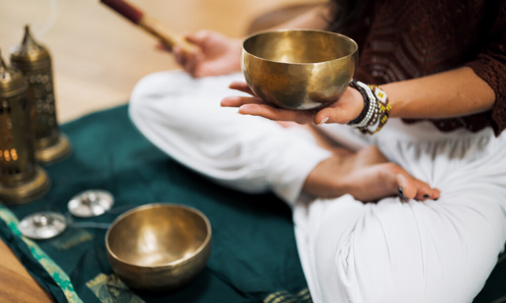 Звуковую медитацию можно проводить с поющей чашей, хотя это и не обязательно. фото: doyou.com 
