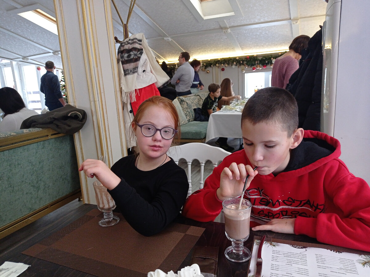 Дети пьют какао в ожидании пончиков и блинчиков. Фото автора. 