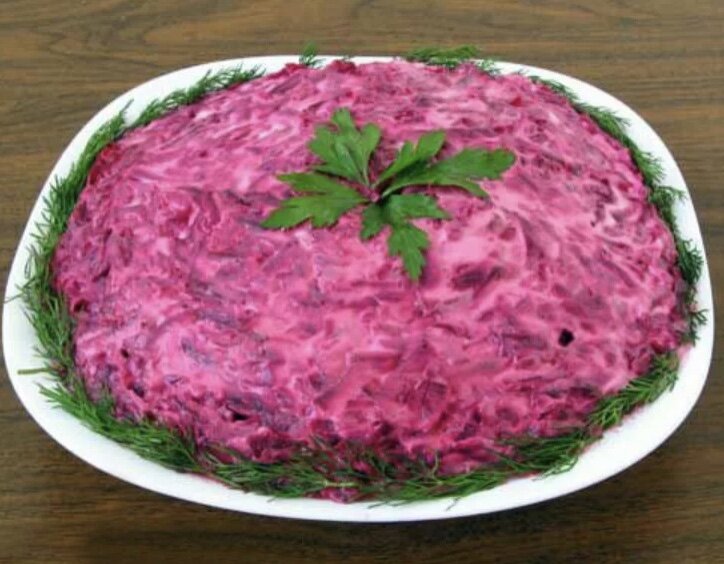 Салаты селедкой соленой кроме шубы. Салат с селедкой. Салат аппетитный с сельдью. Салат с селёдкой и картофелем. Салат из сельди.