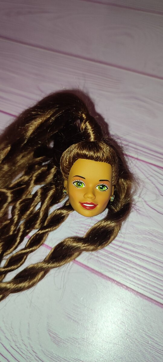 Голова от  Barbie Radiant in Red AA