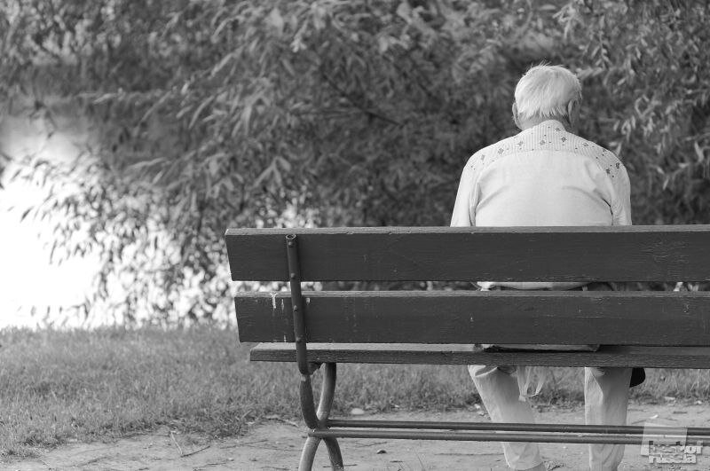 воспоминание старого человека. старость в одиночестве. воспоминание старого человека. "отражение прошлого" (фотограф том хасси). пожилая пара сидит на скамейке.