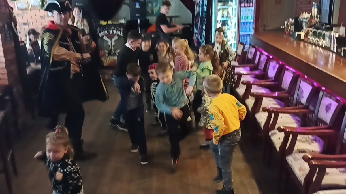 Танцы в разгаре, вот это дети любят, больше и не надо)) фото автора 