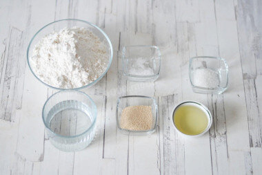 Как сделать пиццу Пепперони в домашних условиях? Для начала подготовьте ингредиенты для теста. 
