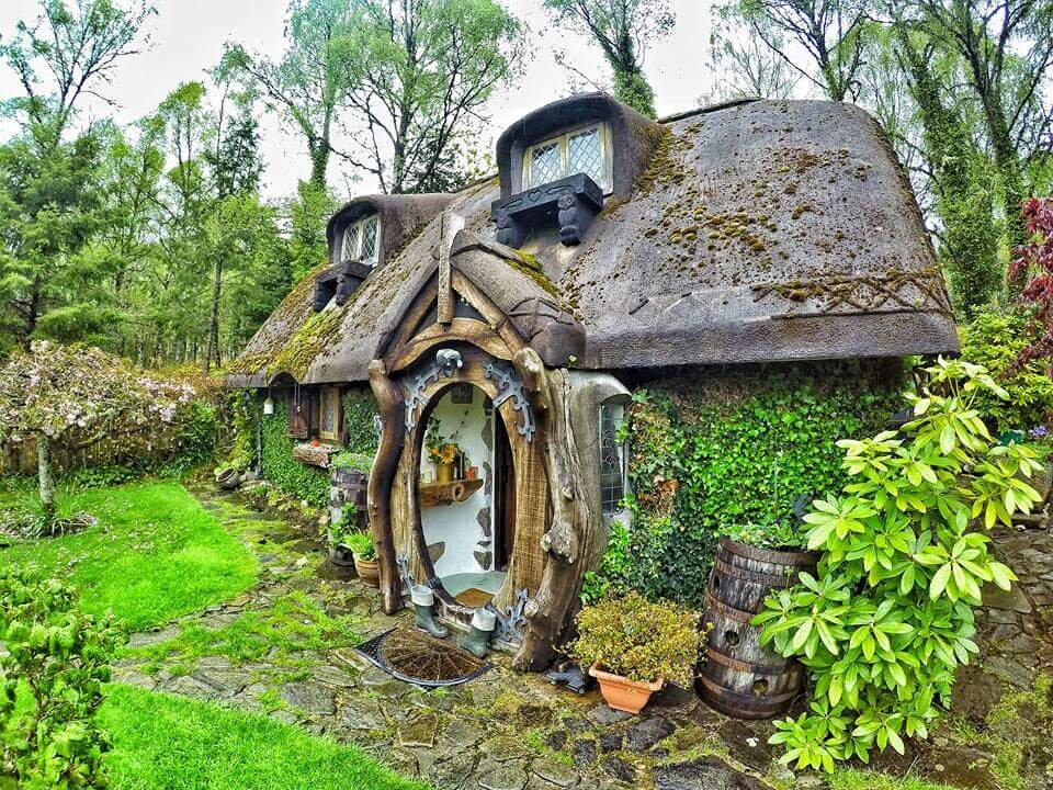 https://content-cdn.tips-and-tricks.co/wp-content/uploads/2023/01/20151645/hand-built-hobbit-house.jpeg