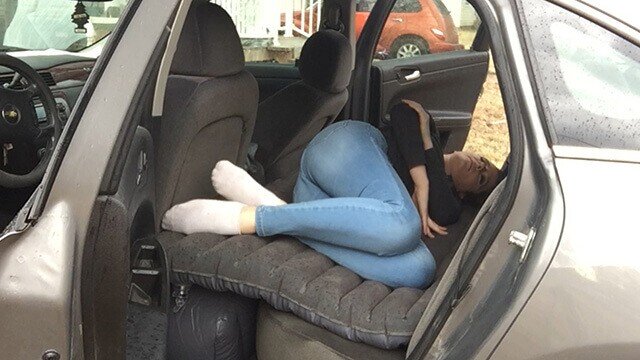 18 в машине на заднем сидении. Влюбленные на заднем сидении машины. 18 в машине на заднем сидении. Дэкс шепард хватай и беги. Любовь на заднем сидении.