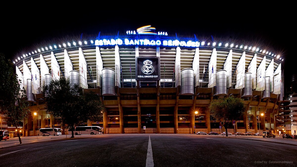 Santiago Bernabeu — это футбольный стадион, расположенный в Мадриде, Испания. Это домашняя арена футбольного клуба "Реал Мадрид". Стадион был открыт в 1947 году и с тех пор стал одним из самых известных и значимых стадионов в мире.Santiago Bernabeu может вместить более 81 000 зрителей и является одним из самых больших стадионов в Европе. Он также известен своей уникальной архитектурой, которая включает в себя большой крытый трибунный комплекс и гигантский экран, который отображает повторы матчей и другую информацию.