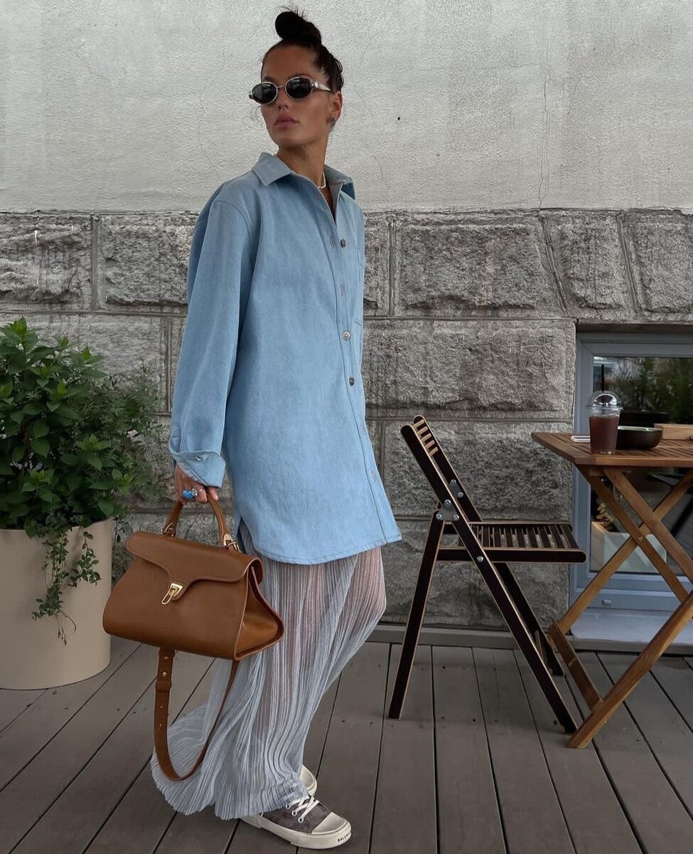 Образы с джинсовой курткой. Верх под джинсы. Что одеть под джинсовую. Легинсы с джинсовой курткой. Джинсовка с джинсами.