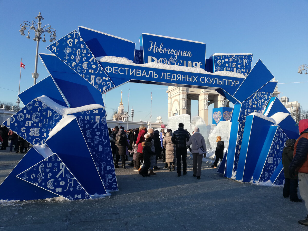 Небо голубое - голубое! А солнышко то уже  не только светит, но и пригревает, господа присяжные заседатели.