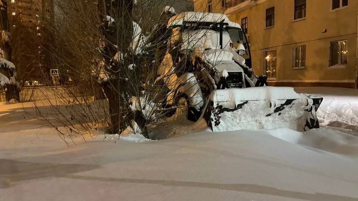     Воскресный вечер, 21 января, завершился обсуждением пустых полок в магазинах, прорывом и затоплением улицы, а также детских площадок в снегу.