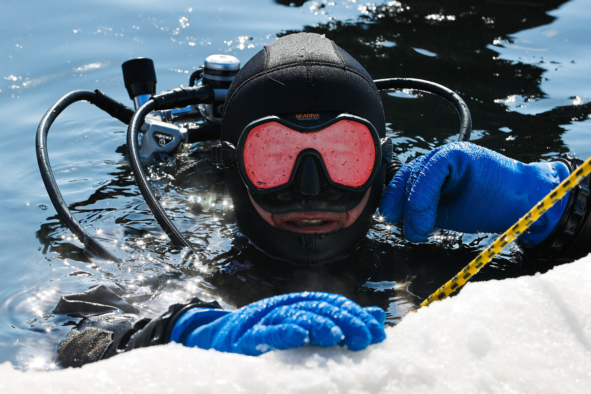 Водолаз зимой. Водолазы зимой. Водолаз спасатель. Водолаз. Водолазы зимой.
