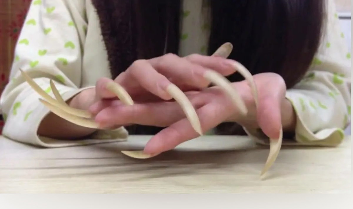 маникюр для девочек 10 лет. маникюр процесс. можнолитнарасщивать нигди в 10 лет. маленькие нарощенные ногти. можно ли делать ногти в 10.