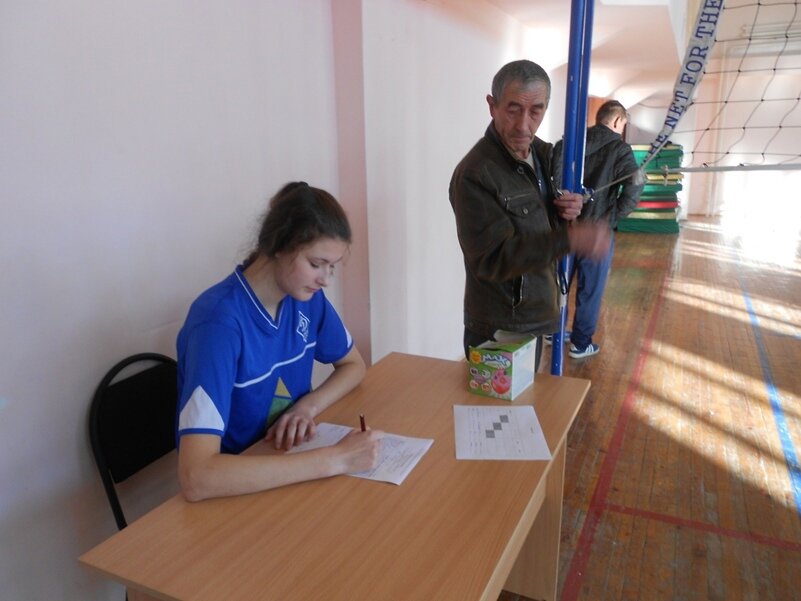 школьная учительница. учительница с учиникам. учитель и ученик. надежда тананко. учительница в школе.