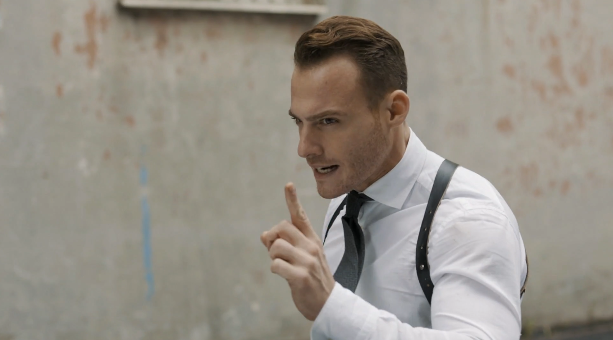 "Ты что, заводишь будильник, чтобы совершить преступление?" - негодует комиссар на незадачливого угонщика