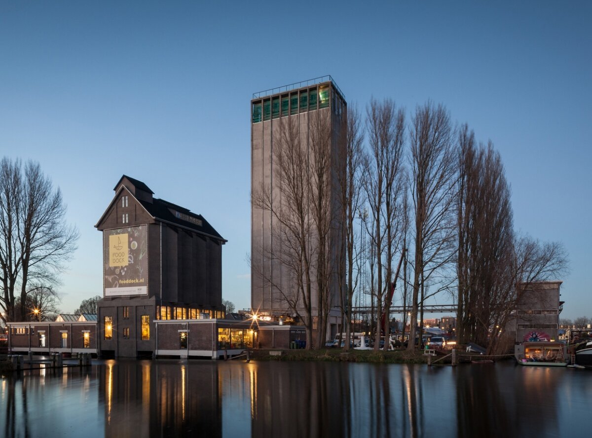 Силос  на берегу