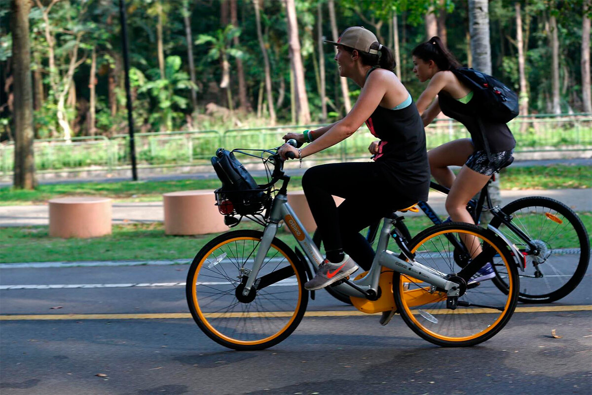 Share bike. Велопрогулки. Таиландские велосипеды. Тайланд велосипед. Девушка садится на велосипед.