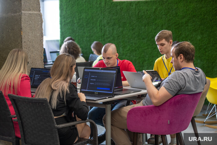 Специалист по сетевому планированию. Инновационные идеи. Человек зам компьютером. Современные технологии. Цифровые технологии в менеджменте.