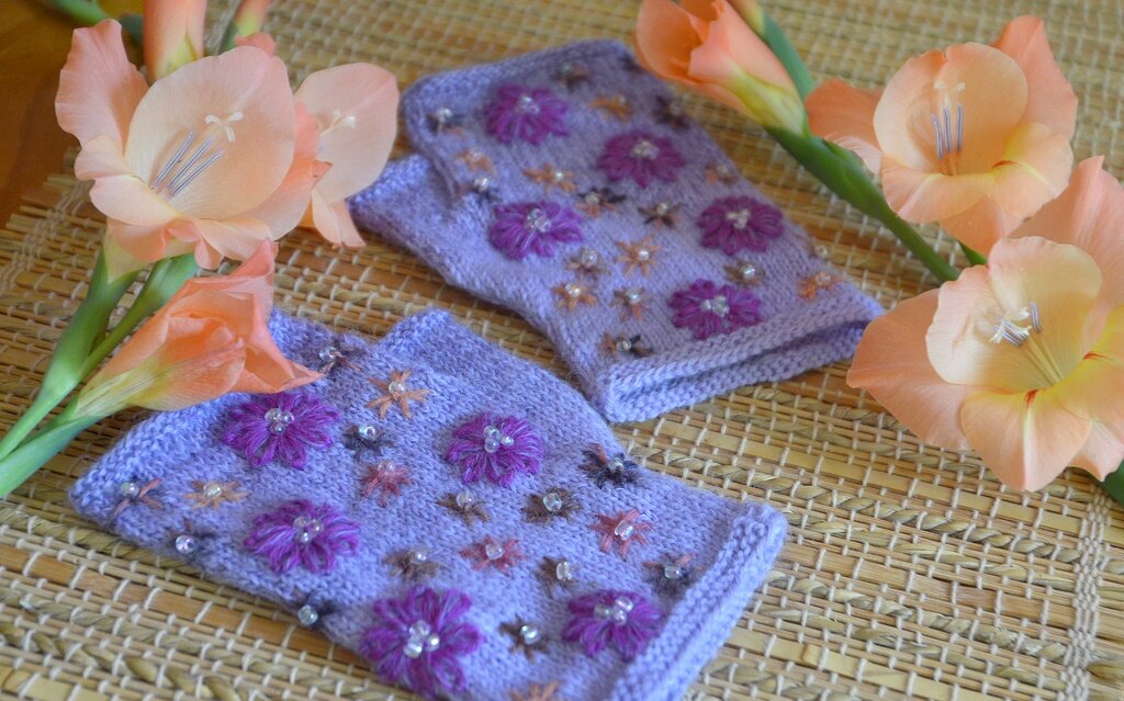 Мои новые митенки, вышиты бисером и шерстяными нитками 