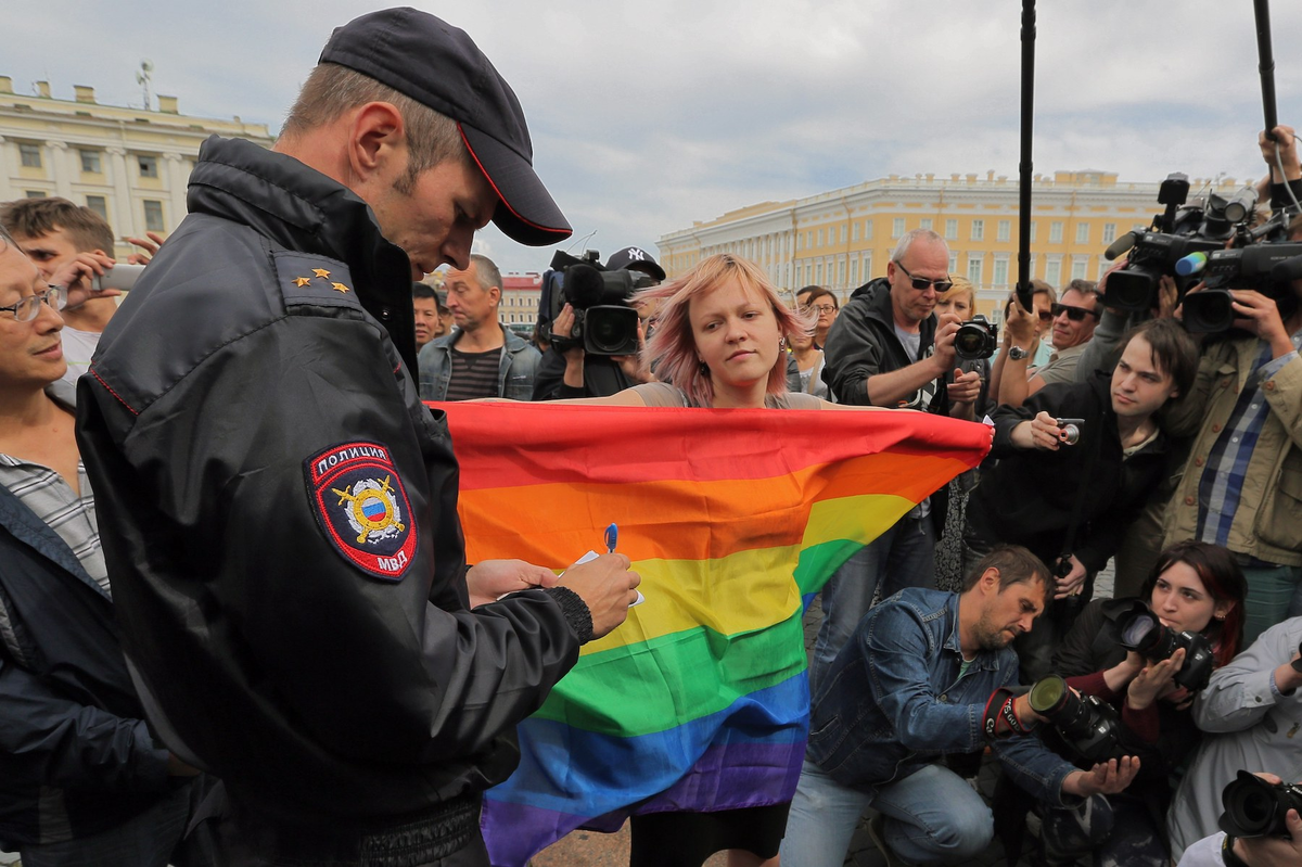 Будем махать флагами, чтобы нам выписывали штрафы, а потом жаловаться, что нас притесняют